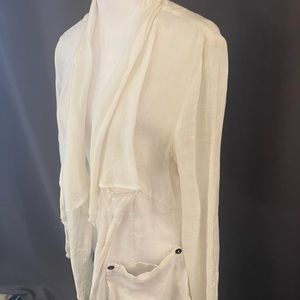 Very fine linen. With pockets and wide lapels. Italy.